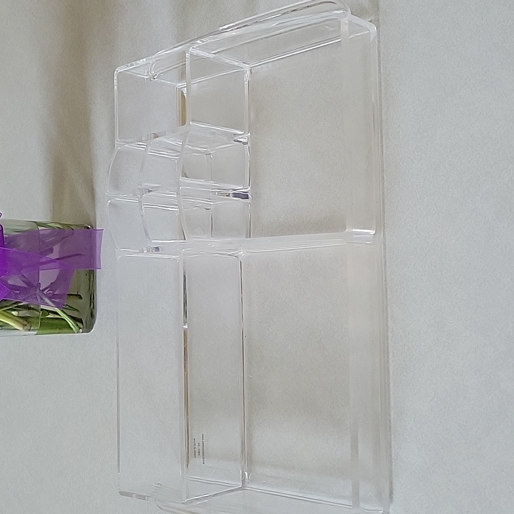 Cosmetic organizer